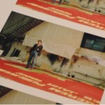Nahaufnahme Fotobuch, Frank steht auf Theaterprospekt